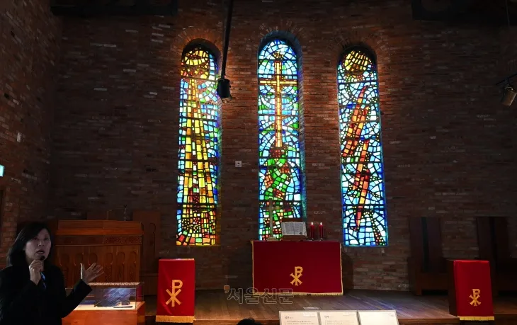 공주 기독교박물관의 스테인드글라스는 이 분야의 선구자로 꼽히는 이남규 작가 작품이다.