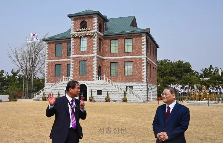 옛 영명학교를 재현한 군산 3·1운동 100주념 기념관 앞에서 소강석(오른쪽) 새에덴교회 목사와 서종표 군산중동교회 목사가 대화를 나누고 있다.