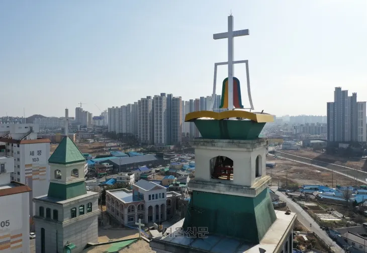 선교사들이 타고 온 배와 성경책을 상징하는 군산 구암교회 지붕 장식.