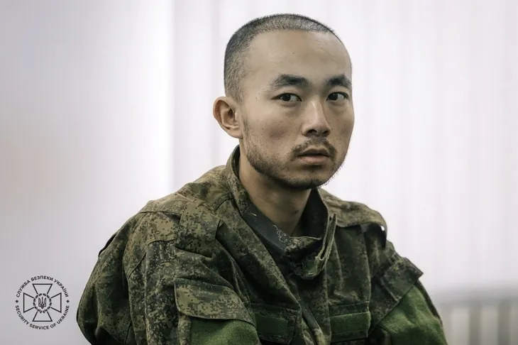 9일(현지시간) 우크라이나 보안국이 공개한 사진. 러시아군 용병으로 싸우다 최근 우크라이나 동부에서 생포됐다는 장런보라는 이름의 1998년 7월 27일생 남성이 심문에 응하고 있다. 2025.4.9 우크라 보안국