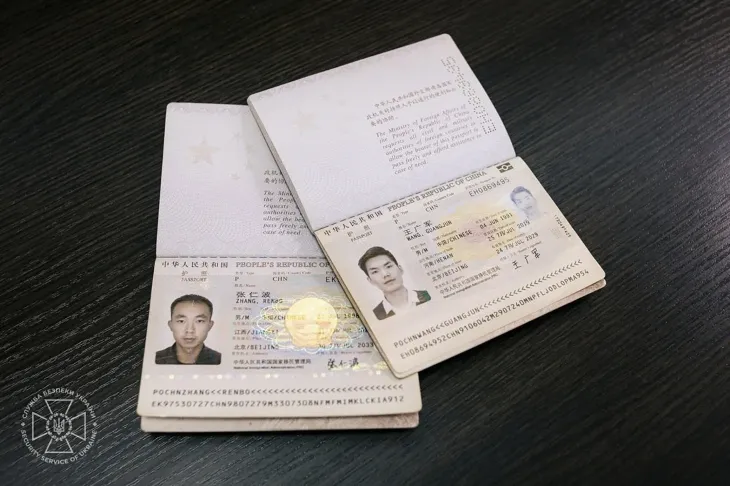 9일(현지시간) 우크라이나 보안국이 공개한 사진. 러시아군 용병으로 싸우다 최근 우크라이나 동부에서 생포됐다는 중국인 2명의 여권이 보인다. 2025.4.10 우크라 보안국