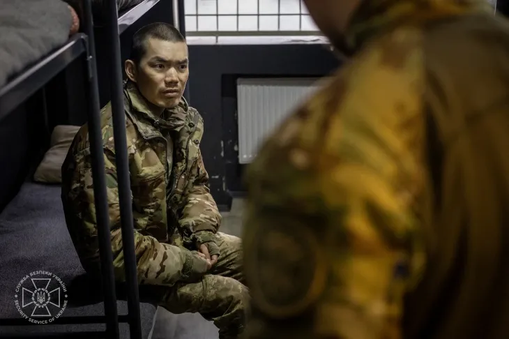 9일(현지시간) 우크라이나 보안국이 공개한 사진. 러시아군 용병으로 싸우다 최근 우크라이나 동부에서 생포됐다는 왕광쥔이라는 이름의 1991년 6월 4일생 중국인 남성이 수용소에 앉아 있다. 2025.4.10 우크라 보안국