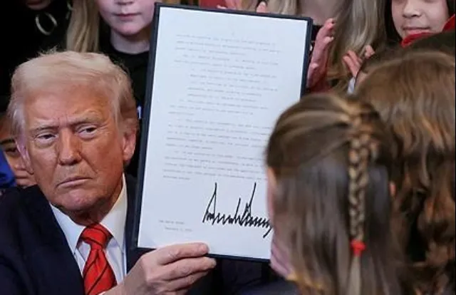 트랜스젠더의 여성 스포츠 참여 금지 행정명령에 서명하는 트럼프 대통령. 로이터 연합뉴스 자료사진