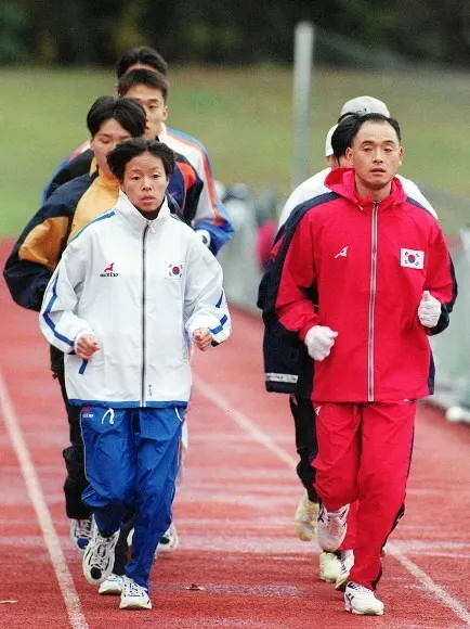 국가대표 시절 이봉주와 함께 훈련 중인 권은주.  본인 제공·서울신문 DB