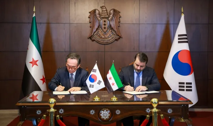 조태열 외교부 장관이 10일(현지시간) 시리아 다마스쿠스에서 아사드 알샤이바니 시리아 외교장관과 ‘대한민국과 시리아 간 외교관계 수립에 관한 공동성명’에 서명하고 있다. 시리아 외교부 엑스(X)