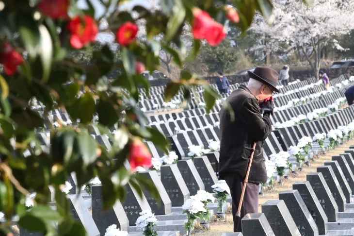 제77주년 제주4·3 희생자 추념일인 3일 오전 제주시 봉개동 제주4·3평화공원 내 행방불명인 표석을 찾은 유족이 희생자의 넋을 기리고 있다. 2025.4.3 제주도사진기자회