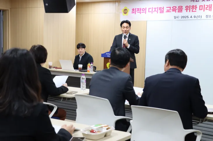 ‘미래 교실 환경 구축을 위한 네트워크 인프라 개선’ 교육에서 이은주 의원이 인사말을 전하고 있다.