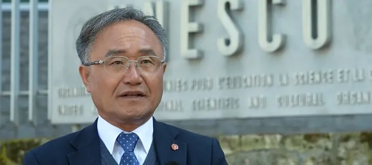 감창범 4·3유족회장 프랑스 파리 현지 유네스코본부 앞에서 인터뷰를 하고 있다. 제주도 제공