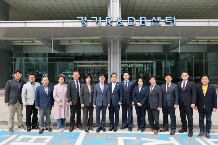경기도의회 미래과학협력위원회 의원들이 경기 R&amp;DB세터 앞에서 관계자들과 함께 기념촬영을 하고 있다. 위원회는 4월 9일, 제383회 임시회 기간 중 경기도경제과학진흥원과 차세대융합기술연구원을 차례로 방문해 현장의견을 청취했다.