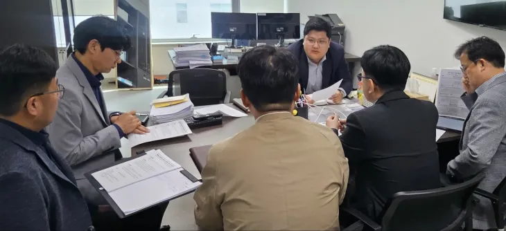 오창준 의원(오른쪽 정면)이 4월 10일, 도의회 의원실에서 정담회를 개최하고 경기도교육청 교원인사정책과 및 예산담당관 관계자들과 함께 장애인교원 근로지원인 근로자의 날 인건비 지급 방안 마련을 위한 논의를 진행하고 있다.