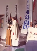 오원춘 사건 당시 두봉 주교 모습. 한국천주교주교회의 누리집 갈무리.