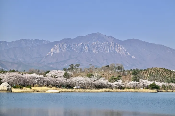 강원 속초 영랑호에서 바라본 설악산. 속초시 제공