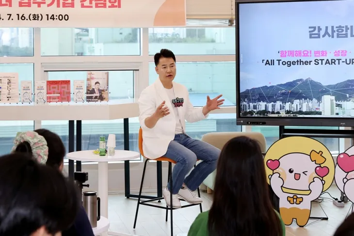 오언석 서울 도봉구청장이 도봉구 청년 창업센터 입주 청년들과 대화를 나누고 있다. 도봉구 제공