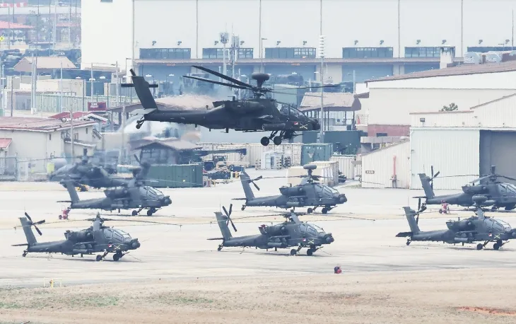 9일 경기 평택시 캠프 험프리스에서 미군의 아파치 헬기가 기동하고 있다. 2025.4.9 연합뉴스