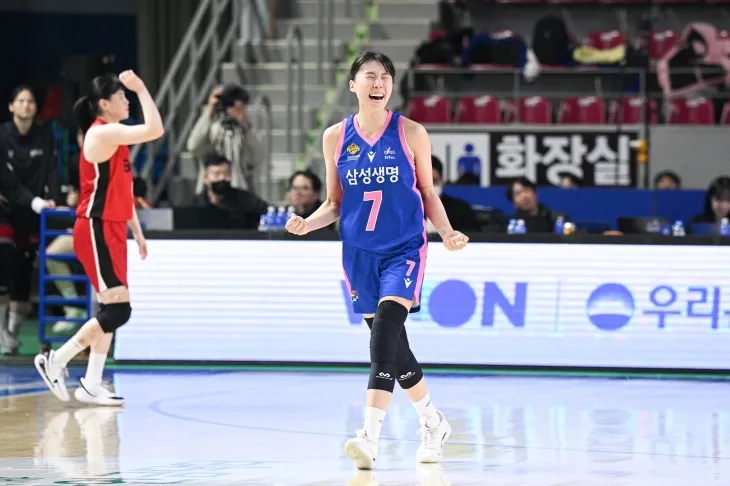 용인 삼성생명 강유림이 지난달 7일 용인실내체육관에서 열린 2024~25 여자프로농구 플레이포 3차전 부산 BNK와의 홈 경기에서 득점한 뒤 기뻐하고 있다. WKBL 제공
