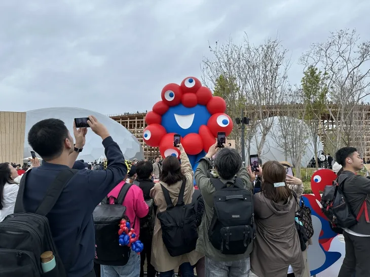 일본 오사카·간사이 만국박람회가 공식 개막한 13일 관람객들이 엑스포 공식 캐릭터 먀쿠먀쿠 사진을 찍고있다. 오사카 명희진 특파원