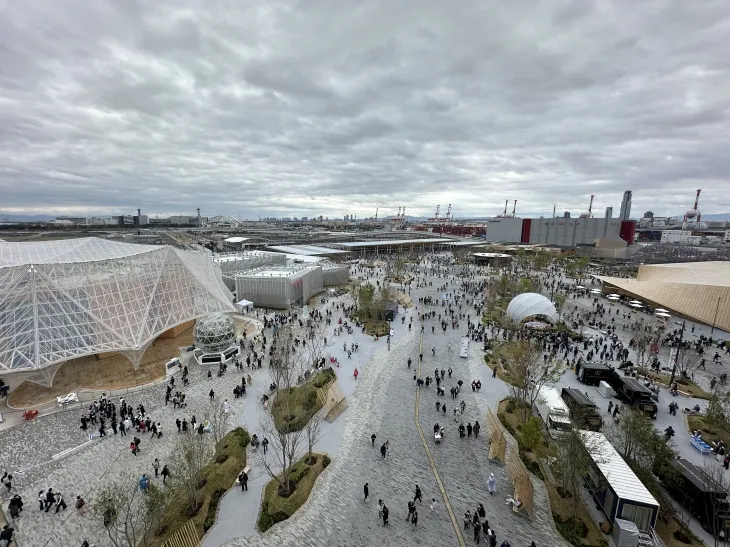 일본 오사카·간사이 만국박람회가 개막한 13일 엑스포를 상징하는 원형 목조건축물인 ‘그랜드 링’에서 바라본 박람회장 전경. 오사카 명희진 특파원