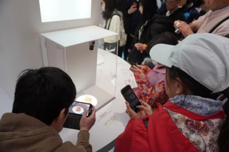 일본 오사카·간사이 만국박람회가 공식 개막한 13일 오사카헬스케어관에서 관람객들이 ‘심근시트’ 사진을 찍고 있다. 오사카 명희진 기자