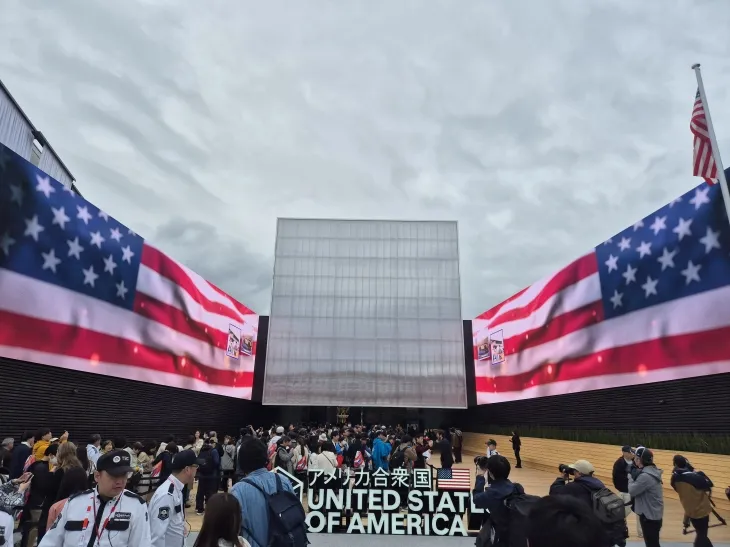 일본 오사카·간사이 만국박람회가 개막한 13일 미국 파빌리온에 사람들이 몰려있다. 오사카 명희진 특파원