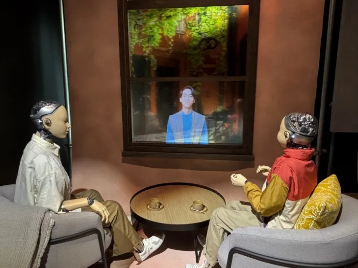 일본 오사카·간사이 만국박람회가 개막한 13일 시그니처관 중 하나인 ‘생명의 관’에 안드로이드 로봇이 전시돼있다. 오사카 명희진 특파원