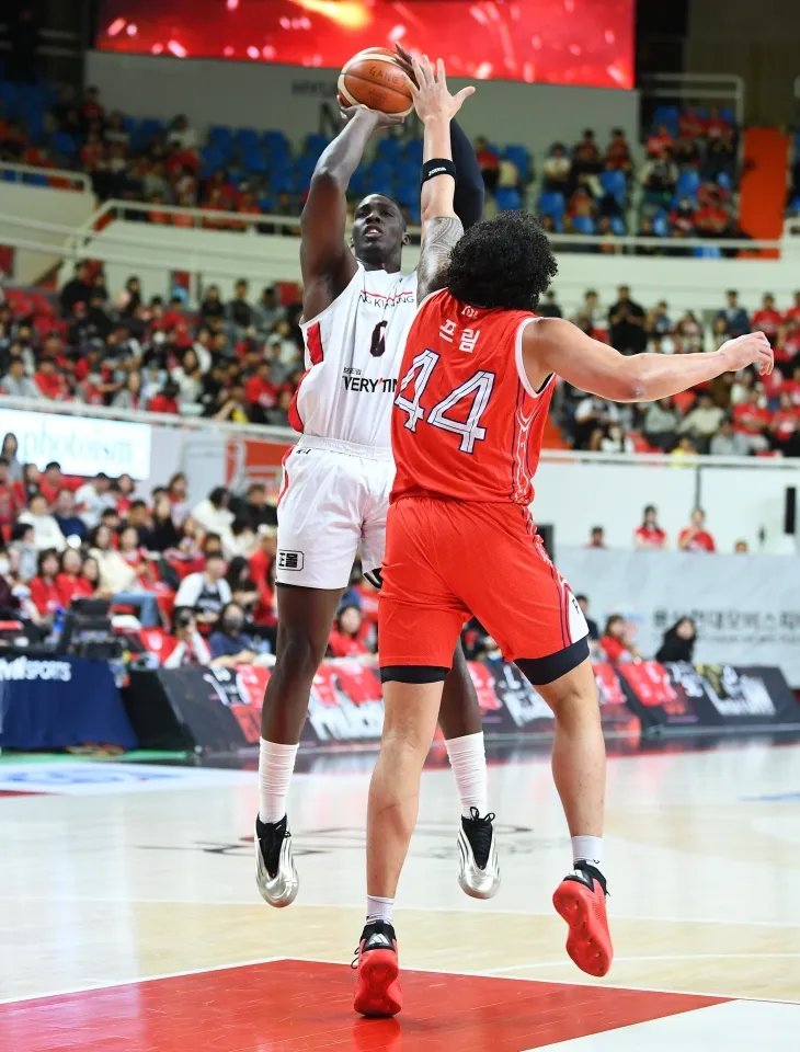 울산 현대모비스 게이지 프림이 13일 울산 동천체육관에서 열린 2024~25 프로농구 6강 플레이오프 1차전 안양 정관장과의 홈 경기에서 조니 오브라이언트를 막고 있다. KBL 제공