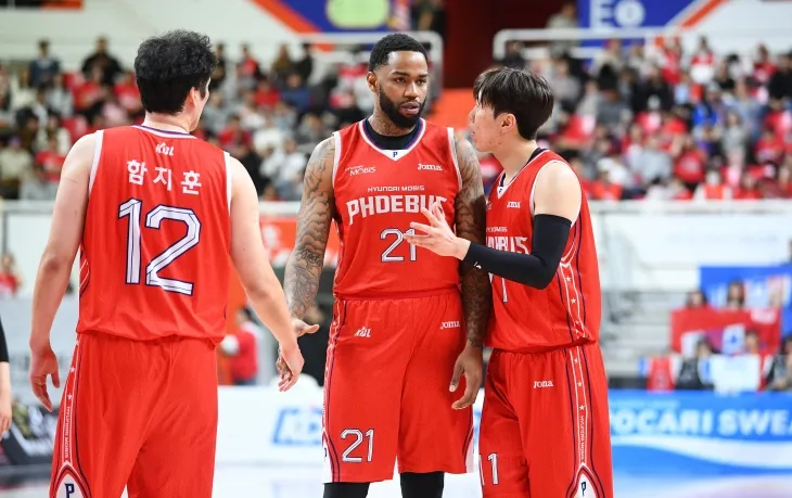 울산 현대모비스 이우석이 13일 울산 동천체육관에서 열린 2024~25 프로농구 6강 플레이오프 1차전 안양 정관장과의 홈 경기에서 숀 롱과 대화하고 있다. KBL 제공