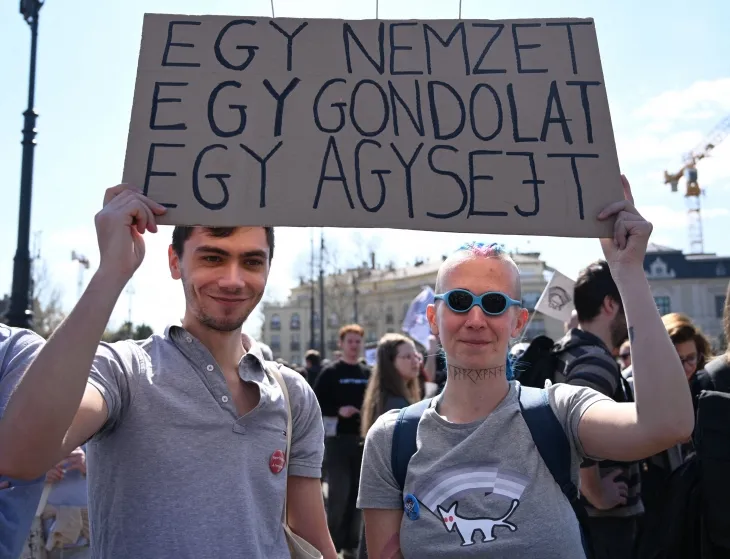 12일(현지시간) 헝가리 부다페스트에서 성소수자 집회를 금지한 법을 풍자하는 시위가 열렸다. 2025.04.13 AFP 연합뉴스