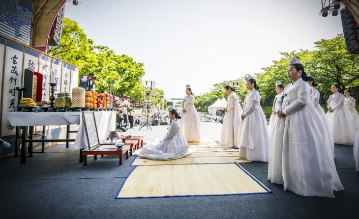 남원 춘향제의 시작을 알리는 ‘춘향제향’이 열리고 있다. 춘향제의 상징이자 근간이 되는 전통의식인 춘향제향은 1931년 일제강점기에 춘향사당을 짓고 민족의식을 고취하고 열녀 춘향의 절개 및 정신을 이어받기 위해 단옷날인 음력 5월 5일에 제를 올린 게 시초다. 남원시 제공