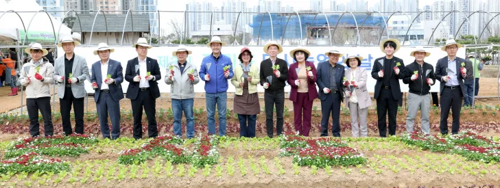 김진경 의장이 4월 12일, 시흥 배곧생명공원에서 열린 ‘제2회 경기도 도시농업의 날’ 행사에 참석해 관계자들과 함께 기념촬영을 하고 있다.