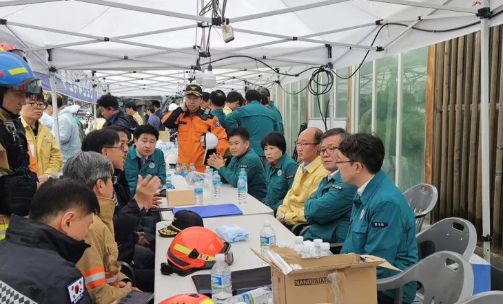 경기도의회 건설교통위원회 의원들이 4월 11일 발생한 신안산선 공사장 붕괴사고 현장을 방문해 사고현장을 살펴보고 소방관계자로부터 피해상황을 전달 받고 있다.