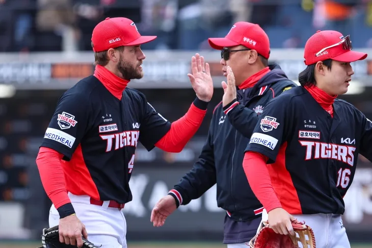 KIA 타이거즈 패트릭 위즈덤이 지난달 30일 대전한화생명볼파크에서 열린 2025 KBO리그 정규시즌 한화 이글스와의 원정 경기에서 5-3으로 승리한 뒤 이범호 감독과 하이파이브하고 있다. KIA 타이거즈 제공