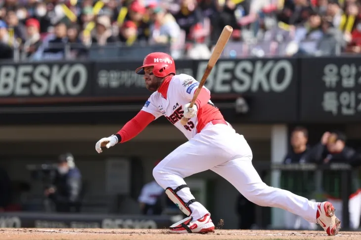 KIA 타이거즈 패트릭 위즈덤이 13일 광주 기아챔피언스필드에서 열린 2025 KBO리그 정규시즌 SSG 랜더스와의 홈 경기에서 타격하고 있다. KIA 타이거즈 제공