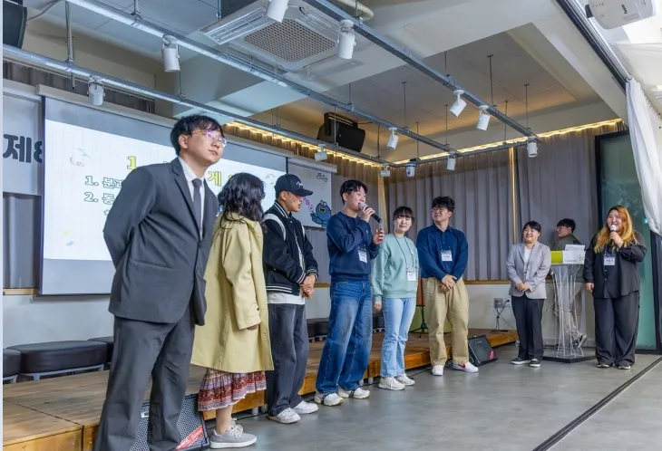 지난 2일 청년센터에서 청년정책협의체 위원들이 워크숍을 하고 있다.