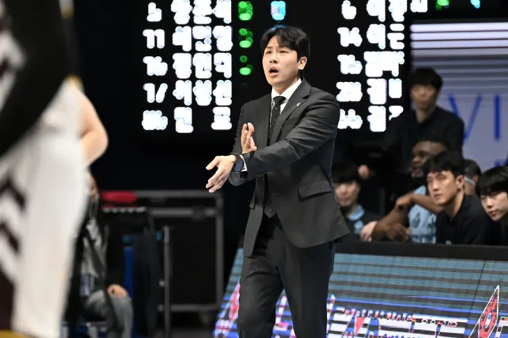 김태술 전 고양 소노 감독이 지난 8일 고양 소노아레나에서 열린 2024~25 프로농구 정규시즌 창원 LG와의 홈 경기에서 선수들을 지휘하고 있다. KBL 제공