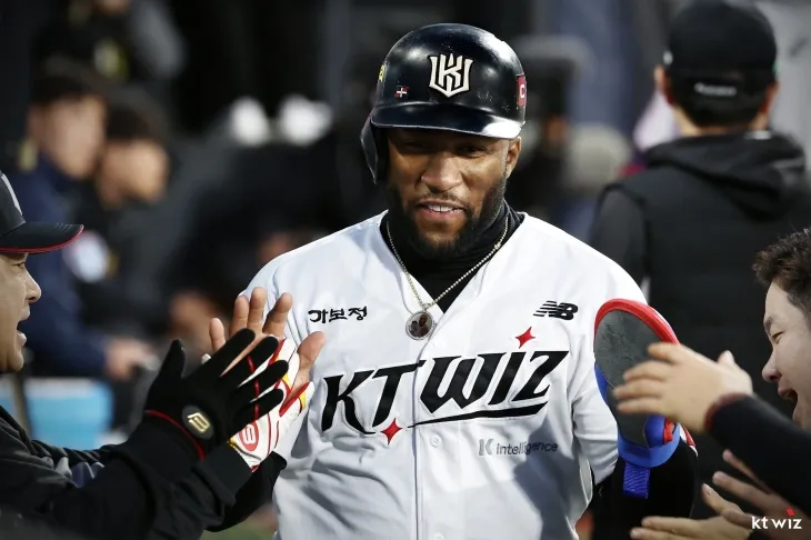 kt 위즈 멜 로하스 주니어가 지난달 28일 부산 사직야구장에서 열린 2025 KBO리그 정규시즌 롯데 자이언츠와의 원정 경기에서 득점한 뒤 동료들과 세레머니하고 있다. kt 위즈 제공