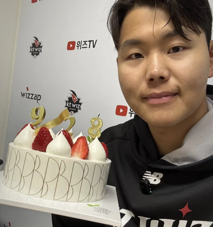 kt 위즈 소형준이 13일 수원 케이티위즈파크에서 열린 2025 KBO리그 정규시즌 삼성 라이온즈와의 홈 경기를 마치고 928일 만에 거둔 선발승을 기념하고 있다. kt 위즈 제공