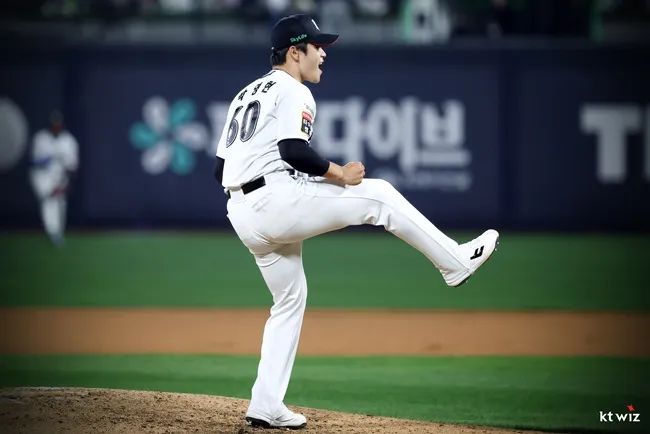 kt 위즈 박영현이 11일 수원 케이티위즈파크에서 열린 2025 KBO리그 정규시즌 삼성 라이온즈와의 홈 경기에서 공을 던지고 있다. kt 위즈 제공