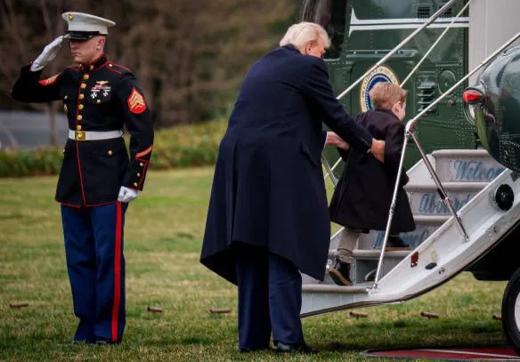 지난달 15일 도널드 트럼프(가운데) 대통령이 일론 머스크의 아들 엑스가 대통령 전용헬기 마린원 계단에 오르는 것을 돕고 있다. 엑스 캡처