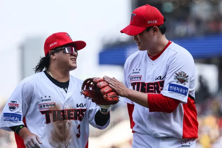 KIA 타이거즈 최지민이 지난달 22일 광주 기아챔피언스필드에서 열린 2025 KBO리그 정규시즌 NC 다이노스와의 홈 경기에서 김선빈과 하이파이브하고 있다. KIA 타이거즈 제공