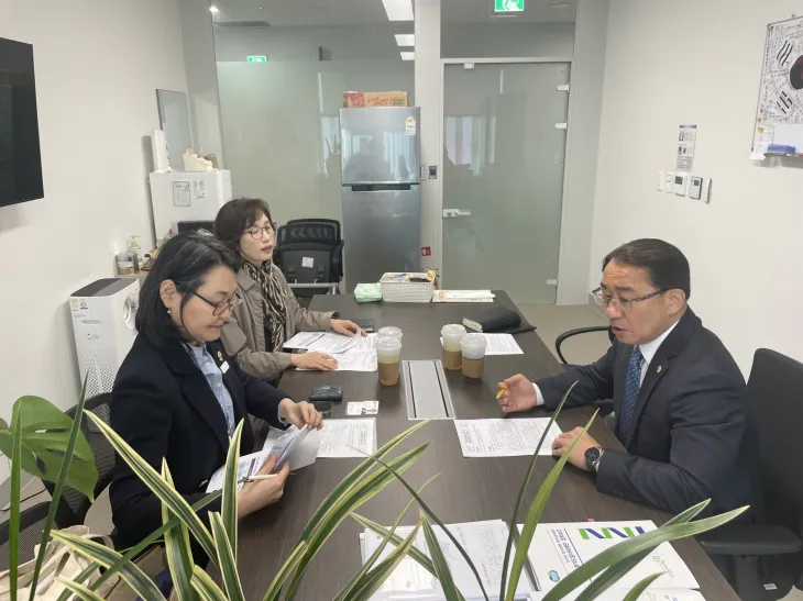 김선영 의원이 4월 15일, 간담회를 열고 경기도일자리재단 이진희 융합인재본부장(경기도기술학교장), 허정은 경영기획실장과 함께 경기도기술학교의 중장기 혁신 방안에 대해 논의하고 있다.