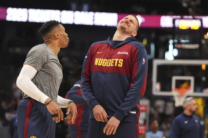 덴버 너기츠 니콜라 요키치가 12일(한국시간) 미국 콜로라도주 덴버의 볼 아레나에서 열린 2024-2025 미국프로농구(NBA) 정규시즌 멤피스 그리즐리스와의 홈 경기를 앞두고 러셀 웨스트브룩과 장난치고 있다. AP 연합뉴스