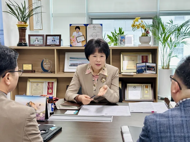 서성란 의원이 4월 15일 경기도 보건건강국 보건의료정책과 관계자들과 정담회를 갖고,  ‘경기도 호스피스 및 완화의료 지원 조례’ 추진 현황을 점검하고 개선 방향을 논의하고 있다.