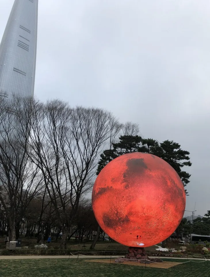 서울 송파구 석촌호수에 마련된 둥근 원 형태의 상설 미디어아트 시설물 ‘더 스피어’ 모습. 송파구 제공