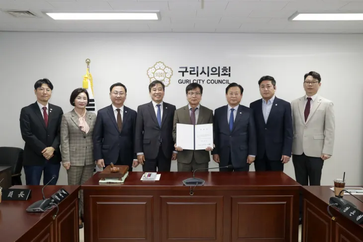 구리시의회 신동화 의장 및 하남(황산)대형활어유통인 유치 관련 업무 행정사무조사특별위원회 권봉수 위원장을 비롯한 의원들이 자문위원으로 위촉된 김춘근 예성컨설팅 대표와 함께 기념촬영을 하고 있다.