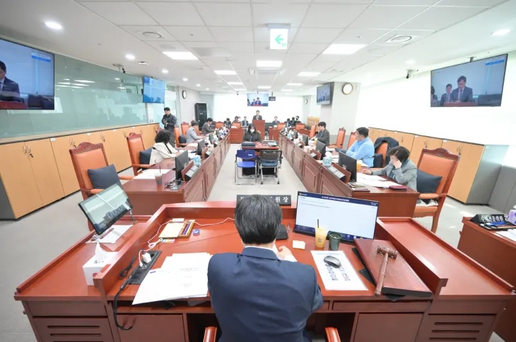 경기도의회 인사청문특별위원회(위원장 문형근)가 4월 15일, 오후석 경기도평생교육진흥원 원장 후보자에 대한 인사청문회를 진행하고 있다.