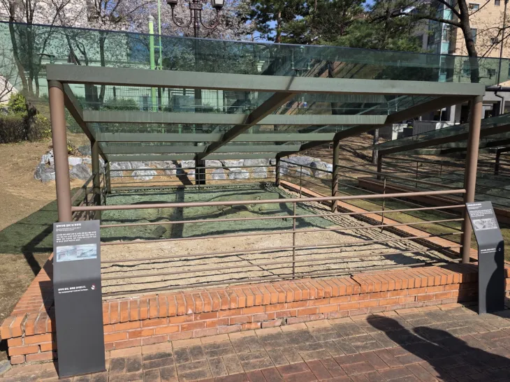 죽전중앙근린공원 내 청동기 및 백제 시대 유구가 노출된 채 보존되어 있는 유적지 전경. 현재 보호 시설이 미비해 훼손 우려가 제기되고 있다.