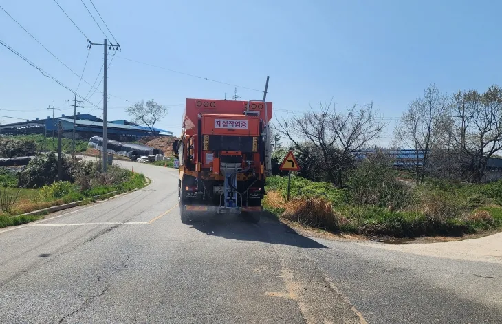전라남도가 제설차량을 이용해 구제역 방역 활동을 실시하고 있다.
