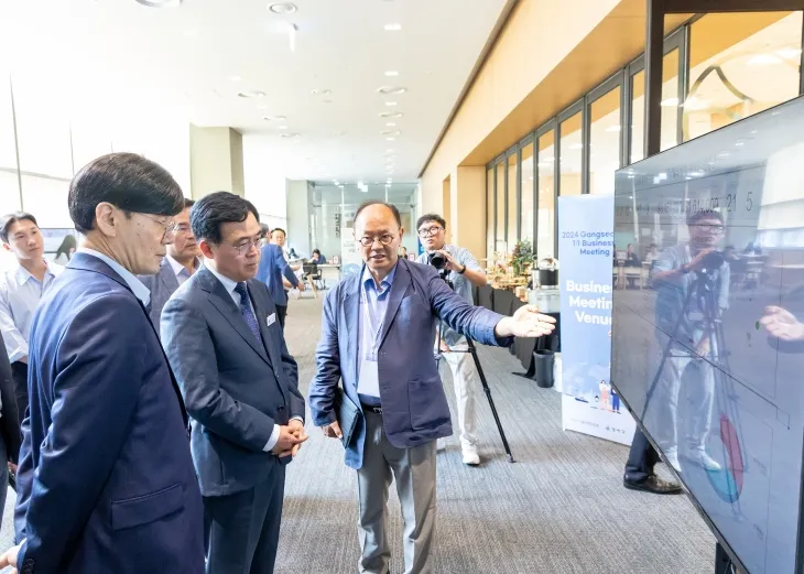 지난해 열린 중소기업 수출 지원 행사에서 진교훈(왼쪽 두 번째) 서울 강서구청장이 참가 기업의 설명을 듣고 있다. 강서구 제공