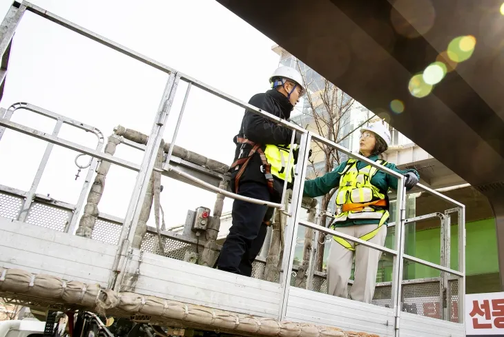 박희영(오른쪽) 서울 용산구청장이 지난달 20일 용산구 북한남삼거리 보도육교에서 안전점검을 하며 관계자와 이야기하고 있다. 용산구 제공