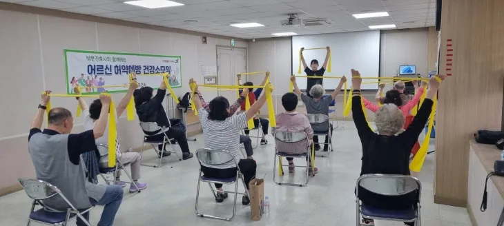 지난해 건강 돌봄 소모임에서 어르신들이 건강증진 체험 활동을 하는 모습. 구로구 제공